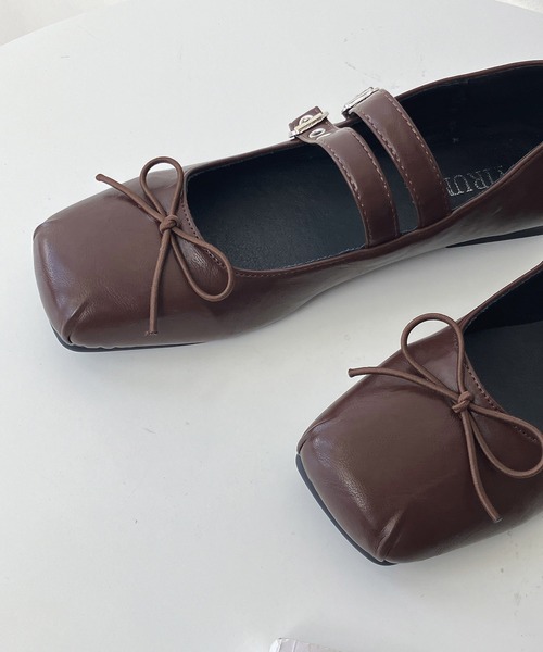 AS KNOW AS plus（アズノゥアズプラス）の「スクエアトゥ ダブルストラップパンプス（パンプス・レディース・ブラウン/ブラック/シルバー・L/M）」の3枚目の写真