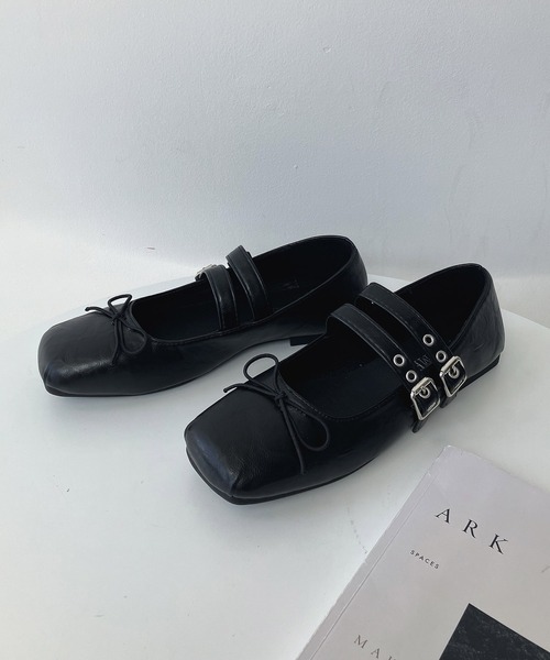 AS KNOW AS plus（アズノゥアズプラス）の「スクエアトゥ ダブルストラップパンプス（パンプス・レディース・ブラウン/ブラック/シルバー・L/M）」の2枚目の写真