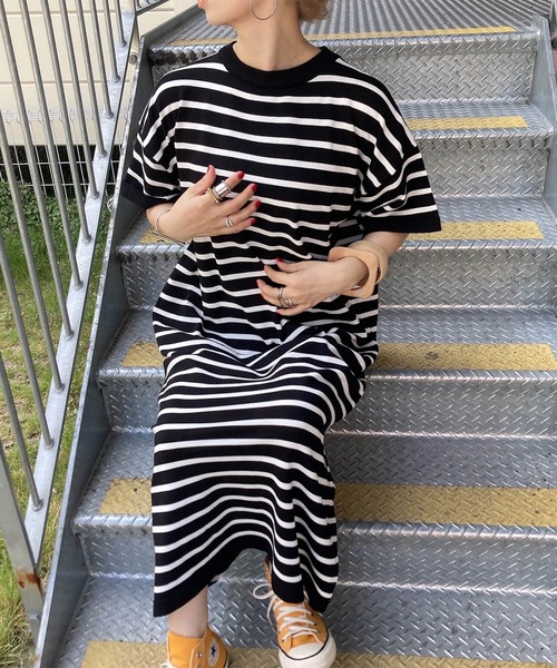 ISOOK（アイスー）の「ボーダーニットロングワンピース(comochi select) / ロング丈 半袖 Tワンピース オーバーサイズ ビックシルエット Iライン リブワンピ ホワイト ブラック 白 黒（ワンピース・レディース・ブラック/アイボリー・FREE）」の2枚目の写真