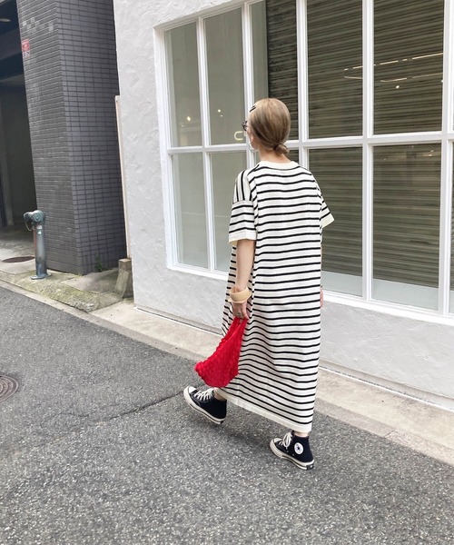 ISOOK（アイスー）の「ボーダーニットロングワンピース(comochi select) / ロング丈 半袖 Tワンピース オーバーサイズ ビックシルエット Iライン リブワンピ ホワイト ブラック 白 黒（ワンピース・レディース・ブラック/アイボリー・FREE）」の3枚目の写真