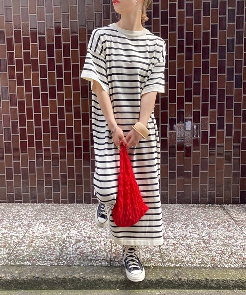 ISOOK（アイスー）の「ボーダーニットロングワンピース(comochi select) / ロング丈 半袖 Tワンピース オーバーサイズ ビックシルエット Iライン リブワンピ ホワイト ブラック 白 黒（ワンピース・レディース・ブラック/アイボリー・FREE）」の4枚目の写真