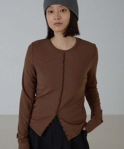 NOMINE（ノミネ）の「フロントラインスリット ロンT（Tシャツ/カットソー・レディース・ブラック/チャコールグレー/レッド/ブルー/ブラウン・フリー）」の3枚目の写真