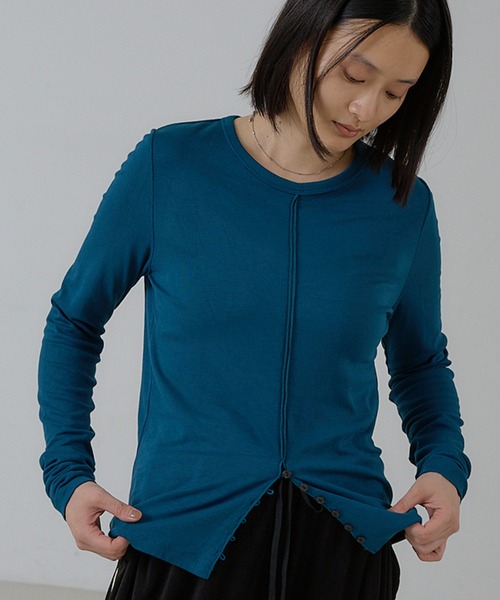 NOMINE（ノミネ）の「フロントラインスリット ロンT（Tシャツ/カットソー・レディース・ブラック/チャコールグレー/レッド/ブルー/ブラウン・フリー）」の4枚目の写真