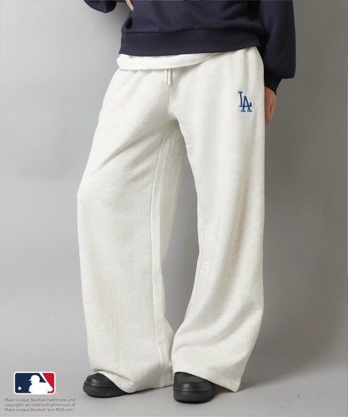 MLB(メジャーリーグベースボール)の「【MLB/メジャーリーグベースボール】裏毛ワイドパンツ / スウェットパンツ / ストレートタイプ /セットアップ対応(スウェットパンツ・レディース・ホワイト/オートミール/グレー/ブラック/ネイビー・ONESIZE)」の4枚目の写真