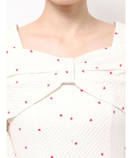 CALNAMUR（カルナムール）の「HEART PRINT RIBBON OP／ハートプリントリボンワンピース（ワンピース・レディース・モカ/ホワイト・SMALL/MEDIUM）」の17枚目の写真