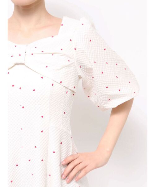 CALNAMUR（カルナムール）の「HEART PRINT RIBBON OP／ハートプリントリボンワンピース（ワンピース・レディース・モカ/ホワイト・SMALL/MEDIUM）」の3枚目の写真