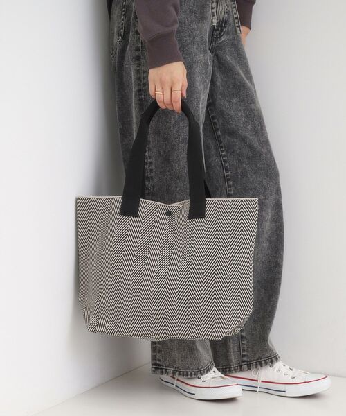 SHOO・LA・RUE（シューラルー）の「ニットトートバッグ（トートバッグ・レディース・ブラック系3/ダークブラウン系5/ブラック系2/ブラウン系その他4・00）」の2枚目の写真