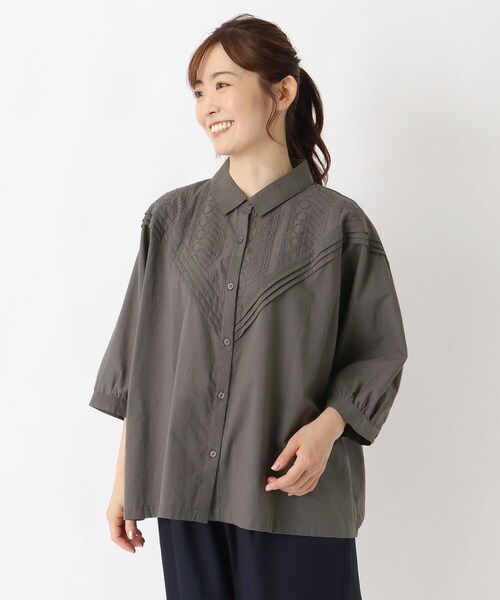 one'sterrace(ワンズテラス)の「刺繍切替ブラウス(シャツ/ブラウス・レディース・ブラック系8/アイボリー系8/グレー系その他7・02)」の3枚目の写真
