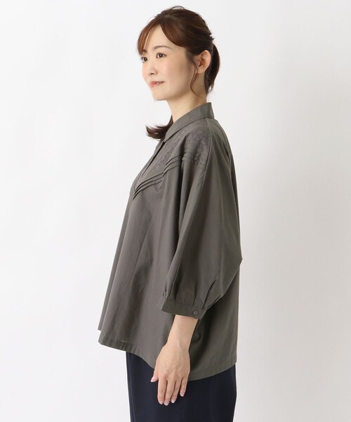 one'sterrace(ワンズテラス)の「刺繍切替ブラウス(シャツ/ブラウス・レディース・ブラック系8/アイボリー系8/グレー系その他7・02)」の5枚目の写真