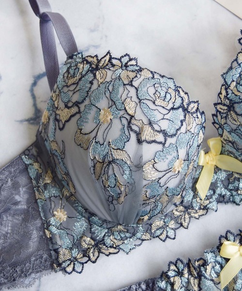 BLUE×YELLOWの贅沢ラメ刺繍が可愛い！