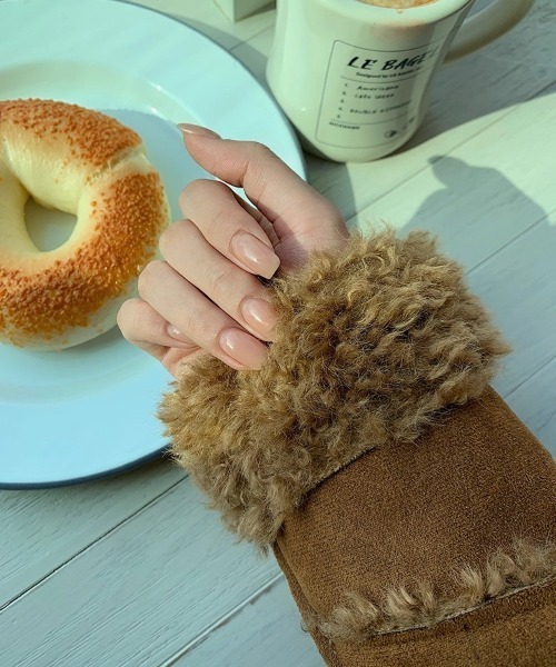Sibra(シブラ)の「ダブルボタン×毛皮切替ショートジャケット(ムートンコート・レディース・ブラウン/モカ・M)」の22枚目の写真