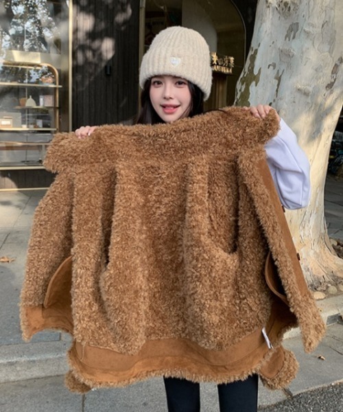 Sibra(シブラ)の「ダブルボタン×毛皮切替ショートジャケット(ムートンコート・レディース・ブラウン/モカ・M)」の15枚目の写真