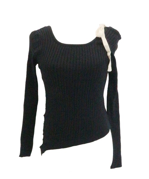 JilLA(ジルア)の「Ribbed Knit Shoulder Ribbon Tops / リブニットショルダーリボントップス(ニット/セーター・レディース・ブラック/グレー・FREE)」の1枚目の写真
