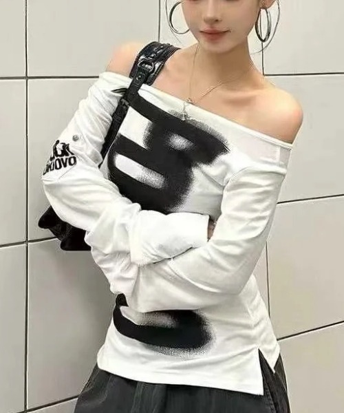 DIAVEL（ディアベル）の「2wayオフショルロングスリーブトップス／ブラッシュプリントデザイン　ロンT　長袖Tシャツ（Tシャツ/カットソー・レディース・ブラック/ホワイト・M）」の11枚目の写真