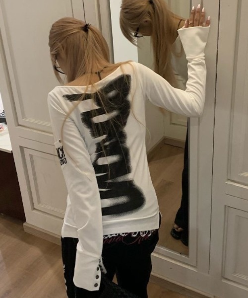 DIAVEL（ディアベル）の「2wayオフショルロングスリーブトップス／ブラッシュプリントデザイン　ロンT　長袖Tシャツ（Tシャツ/カットソー・レディース・ブラック/ホワイト・M）」の12枚目の写真
