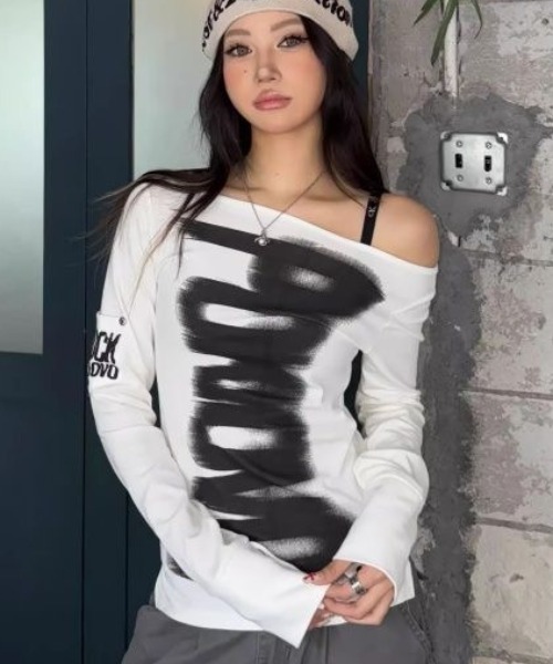 DIAVEL（ディアベル）の「2wayオフショルロングスリーブトップス／ブラッシュプリントデザイン　ロンT　長袖Tシャツ（Tシャツ/カットソー・レディース・ブラック/ホワイト・M）」の15枚目の写真