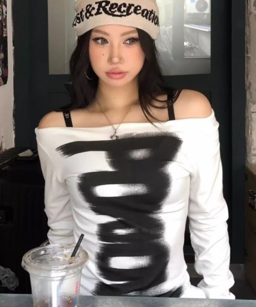 DIAVEL（ディアベル）の「2wayオフショルロングスリーブトップス／ブラッシュプリントデザイン　ロンT　長袖Tシャツ（Tシャツ/カットソー・レディース・ブラック/ホワイト・M）」の14枚目の写真