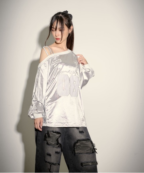 .KOM(ドットコム)の「『.KOM/ドットケーオーエム』ナンバーオフショルダー長袖トップス【GC】(Tシャツ/カットソー・レディース・ブラック/シルバー・FREE)」の3枚目の写真