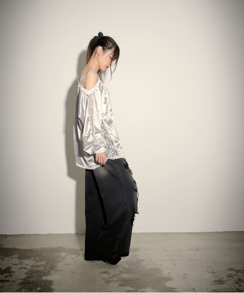 .KOM(ドットコム)の「『.KOM/ドットケーオーエム』ナンバーオフショルダー長袖トップス【GC】(Tシャツ/カットソー・レディース・ブラック/シルバー・FREE)」の5枚目の写真
