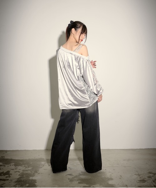 .KOM(ドットコム)の「『.KOM/ドットケーオーエム』ナンバーオフショルダー長袖トップス【GC】(Tシャツ/カットソー・レディース・ブラック/シルバー・FREE)」の6枚目の写真