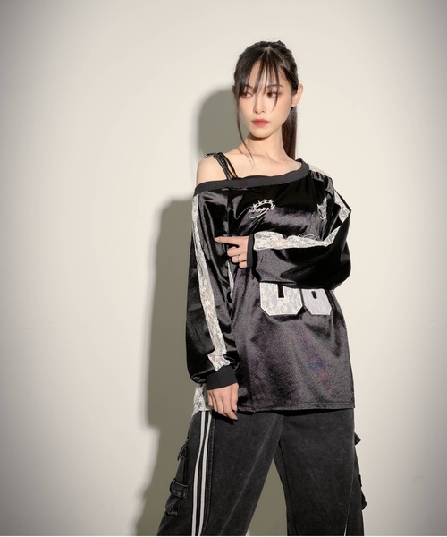 .KOM(ドットコム)の「『.KOM/ドットケーオーエム』ナンバーオフショルダー長袖トップス【GC】(Tシャツ/カットソー・レディース・ブラック/シルバー・FREE)」の7枚目の写真