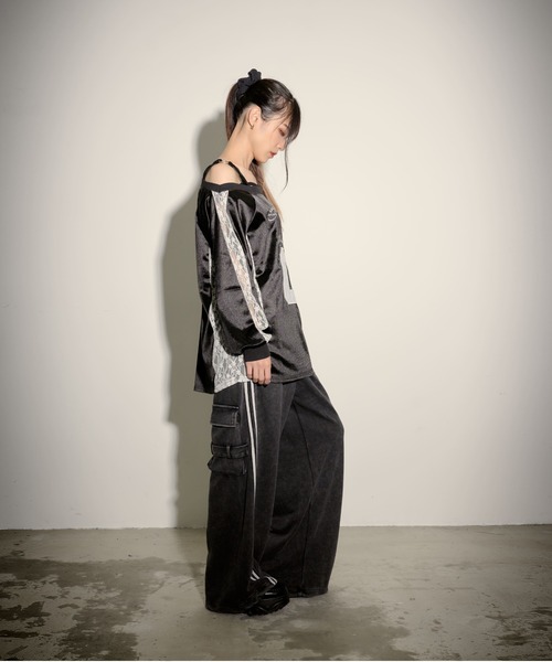 .KOM(ドットコム)の「『.KOM/ドットケーオーエム』ナンバーオフショルダー長袖トップス【GC】(Tシャツ/カットソー・レディース・ブラック/シルバー・FREE)」の9枚目の写真