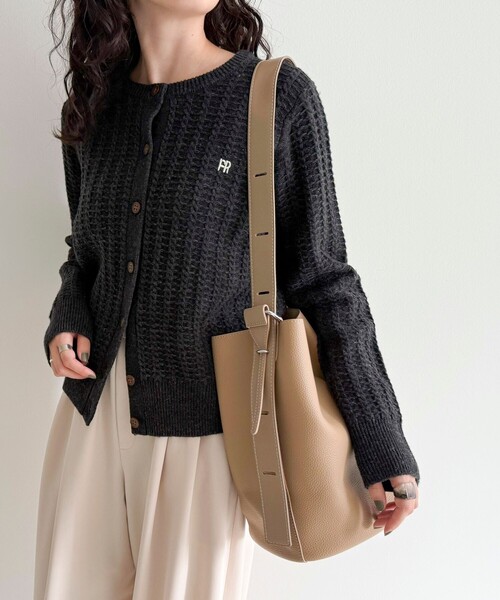 fredy emue（フレディエミュ）の「タテ型2wayレザーホーボーバッグ（ショルダーバッグ・レディース・ベージュ/ブラック/グレイッシュベージュ・FREE）」の3枚目の写真