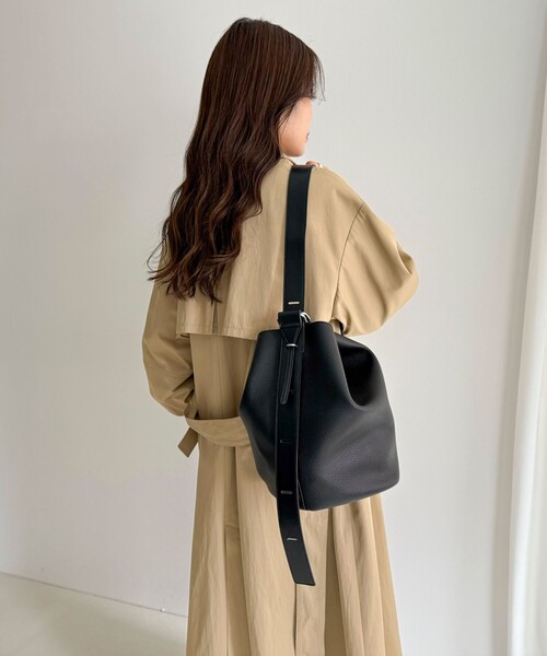 fredy emue（フレディエミュ）の「タテ型2wayレザーホーボーバッグ（ショルダーバッグ・レディース・ベージュ/ブラック/グレイッシュベージュ・FREE）」の2枚目の写真