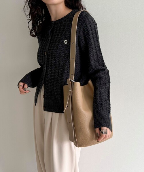 fredy emue（フレディエミュ）の「タテ型2wayレザーホーボーバッグ（ショルダーバッグ・レディース・ベージュ/ブラック/グレイッシュベージュ・FREE）」の8枚目の写真