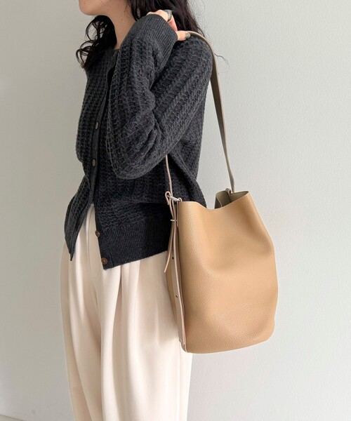 fredy emue（フレディエミュ）の「タテ型2wayレザーホーボーバッグ（ショルダーバッグ・レディース・ベージュ/ブラック/グレイッシュベージュ・FREE）」の9枚目の写真