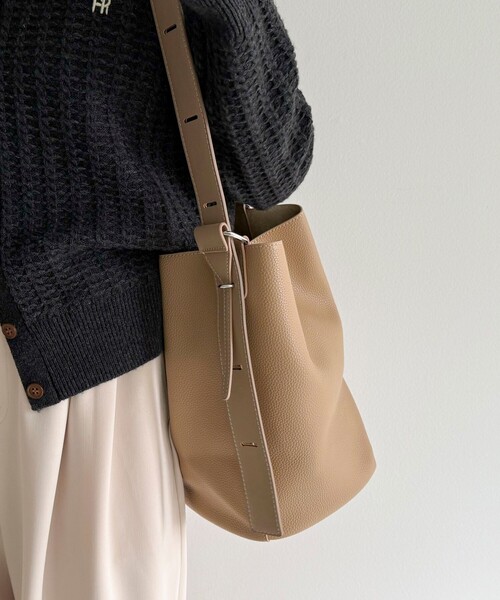 fredy emue（フレディエミュ）の「タテ型2wayレザーホーボーバッグ（ショルダーバッグ・レディース・ベージュ/ブラック/グレイッシュベージュ・FREE）」の19枚目の写真