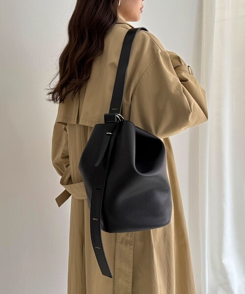 fredy emue（フレディエミュ）の「タテ型2wayレザーホーボーバッグ（ショルダーバッグ・レディース・ベージュ/ブラック/グレイッシュベージュ・FREE）」の17枚目の写真