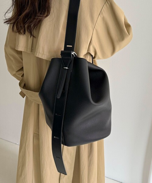 fredy emue（フレディエミュ）の「タテ型2wayレザーホーボーバッグ（ショルダーバッグ・レディース・ベージュ/ブラック/グレイッシュベージュ・FREE）」の21枚目の写真