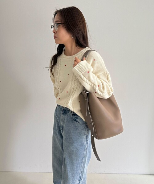 fredy emue（フレディエミュ）の「タテ型2wayレザーホーボーバッグ（ショルダーバッグ・レディース・ベージュ/ブラック/グレイッシュベージュ・FREE）」の14枚目の写真