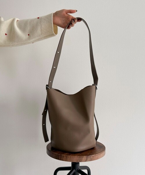 fredy emue（フレディエミュ）の「タテ型2wayレザーホーボーバッグ（ショルダーバッグ・レディース・ベージュ/ブラック/グレイッシュベージュ・FREE）」の5枚目の写真