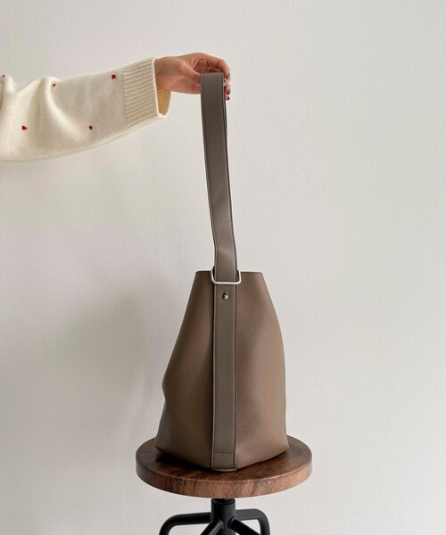 fredy emue（フレディエミュ）の「タテ型2wayレザーホーボーバッグ（ショルダーバッグ・レディース・ベージュ/ブラック/グレイッシュベージュ・FREE）」の6枚目の写真