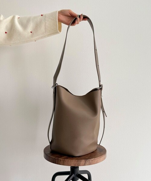 fredy emue（フレディエミュ）の「タテ型2wayレザーホーボーバッグ（ショルダーバッグ・レディース・ベージュ/ブラック/グレイッシュベージュ・FREE）」の7枚目の写真