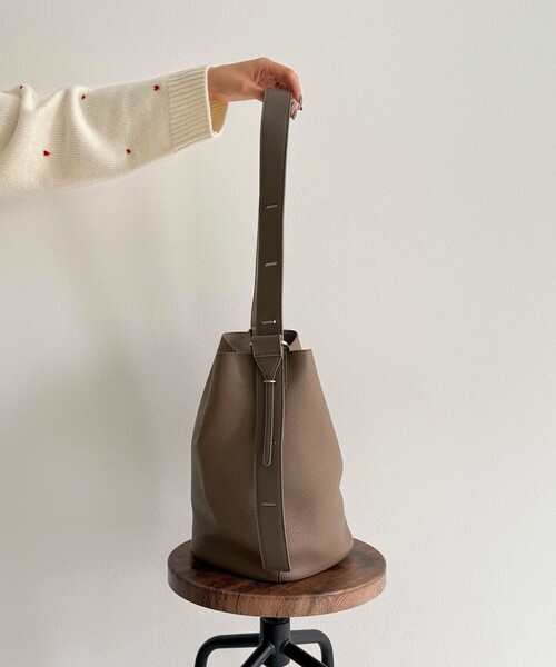 fredy emue（フレディエミュ）の「タテ型2wayレザーホーボーバッグ（ショルダーバッグ・レディース・ベージュ/ブラック/グレイッシュベージュ・FREE）」の16枚目の写真