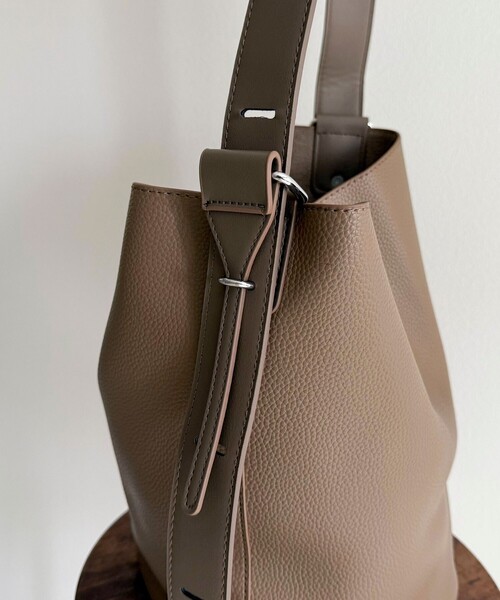 fredy emue（フレディエミュ）の「タテ型2wayレザーホーボーバッグ（ショルダーバッグ・レディース・ベージュ/ブラック/グレイッシュベージュ・FREE）」の15枚目の写真