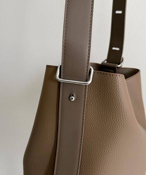 fredy emue（フレディエミュ）の「タテ型2wayレザーホーボーバッグ（ショルダーバッグ・レディース・ベージュ/ブラック/グレイッシュベージュ・FREE）」の18枚目の写真