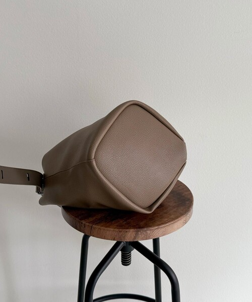 fredy emue（フレディエミュ）の「タテ型2wayレザーホーボーバッグ（ショルダーバッグ・レディース・ベージュ/ブラック/グレイッシュベージュ・FREE）」の11枚目の写真