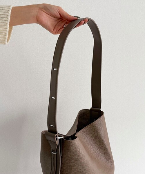 fredy emue（フレディエミュ）の「タテ型2wayレザーホーボーバッグ（ショルダーバッグ・レディース・ベージュ/ブラック/グレイッシュベージュ・FREE）」の10枚目の写真