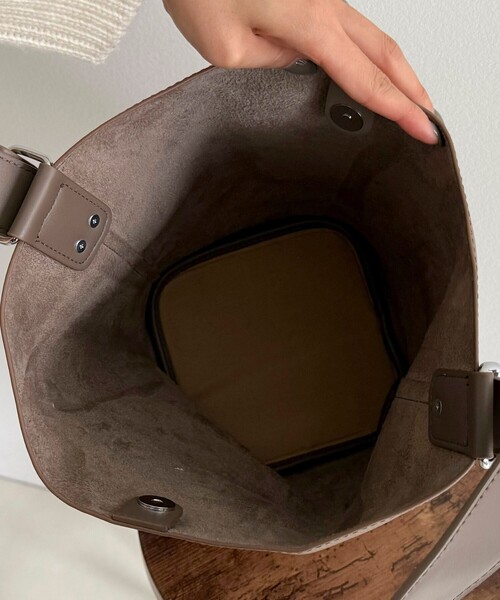 fredy emue（フレディエミュ）の「タテ型2wayレザーホーボーバッグ（ショルダーバッグ・レディース・ベージュ/ブラック/グレイッシュベージュ・FREE）」の4枚目の写真