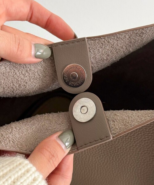 fredy emue（フレディエミュ）の「タテ型2wayレザーホーボーバッグ（ショルダーバッグ・レディース・ベージュ/ブラック/グレイッシュベージュ・FREE）」の12枚目の写真