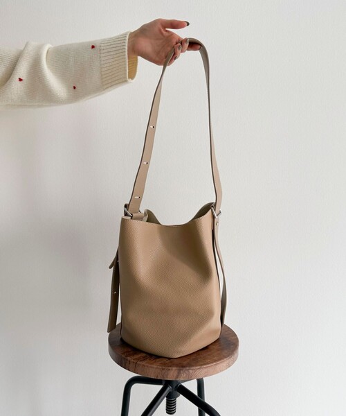 fredy emue（フレディエミュ）の「タテ型2wayレザーホーボーバッグ（ショルダーバッグ・レディース・ベージュ/ブラック/グレイッシュベージュ・FREE）」の22枚目の写真