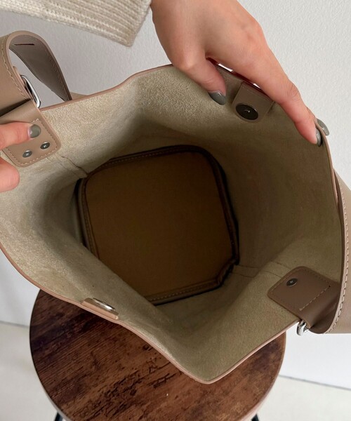 fredy emue(フレディエミュ)の「タテ型2wayレザーホーボーバッグ(ショルダーバッグ・レディース・ベージュ/ブラック/グレイッシュベージュ・FREE)」の22枚目の写真