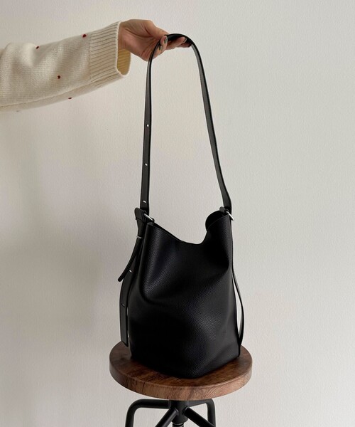 fredy emue（フレディエミュ）の「タテ型2wayレザーホーボーバッグ（ショルダーバッグ・レディース・ベージュ/ブラック/グレイッシュベージュ・FREE）」の20枚目の写真