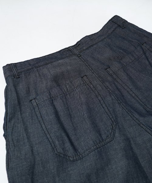FRIZMWORKS(フリズムワークス)の「LINEN DENIM ONE TUCK BERMUDA PANTS _ INDIGO(その他パンツ・レディース・その他・MEDIUM/LARGE/X-LARGE)」の8枚目の写真