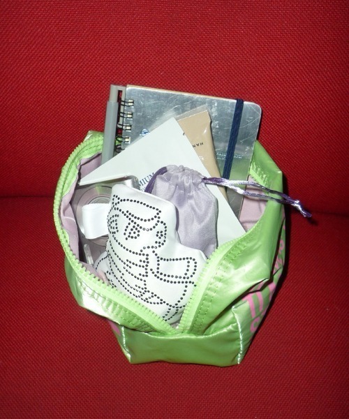 DTYYPE(ドタイプ)の「レタリングシャイニーポーチ(ポーチ・レディース・シルバー/グリーン/ピンク・FREE)」の2枚目の写真