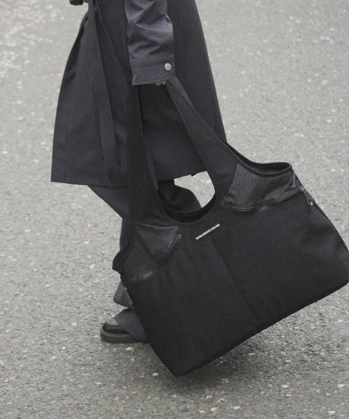 IUGAMAKARAS（イウガマカラス）の「Nylon Shopper Bag (Black)（ショルダーバッグ・レディース・その他・FREE）」の6枚目の写真